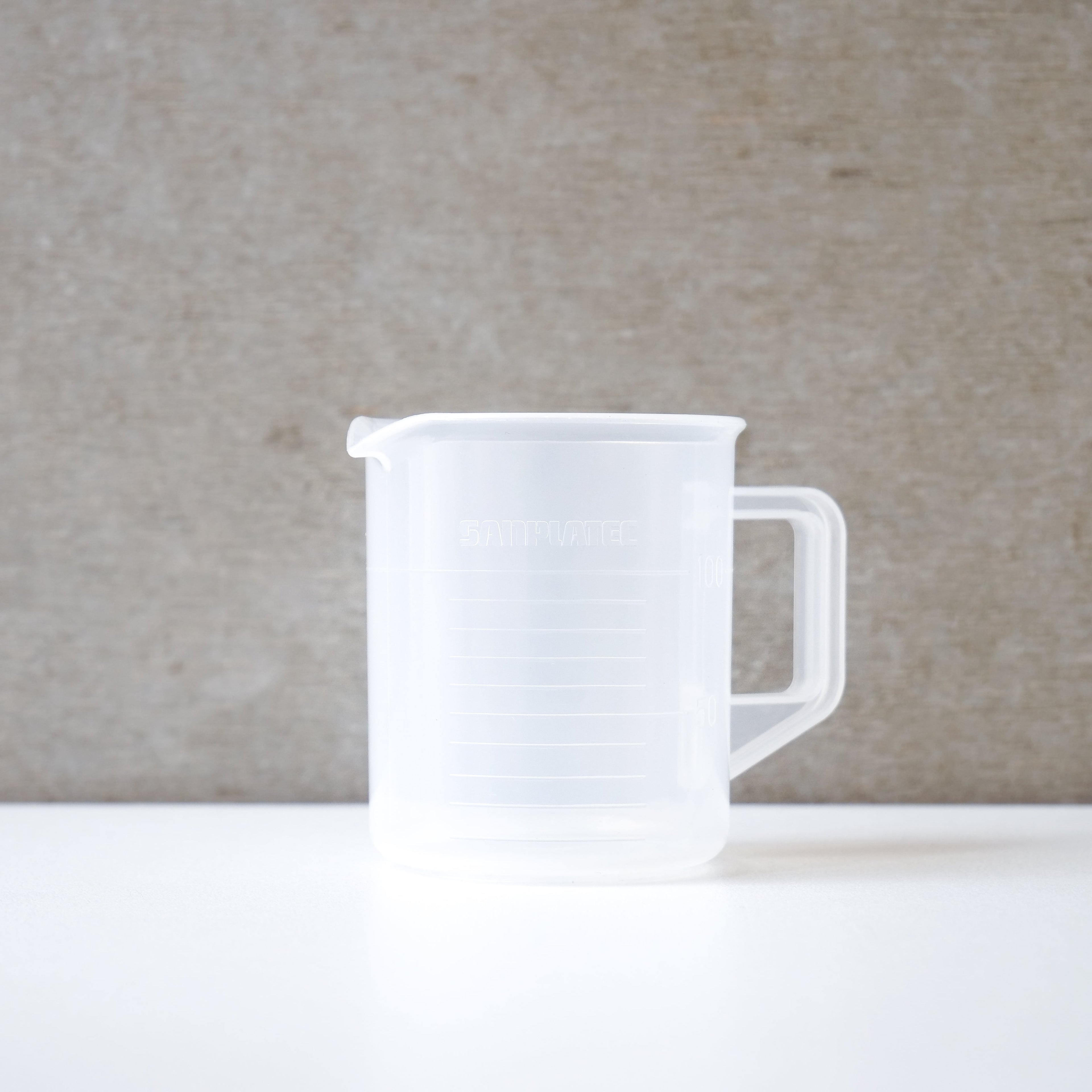 Plastic beaker with handle 100ml